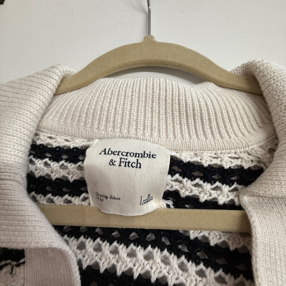 Abercrombie & Fitch V-Neck Black and White Sweater - Picture 3 of 3